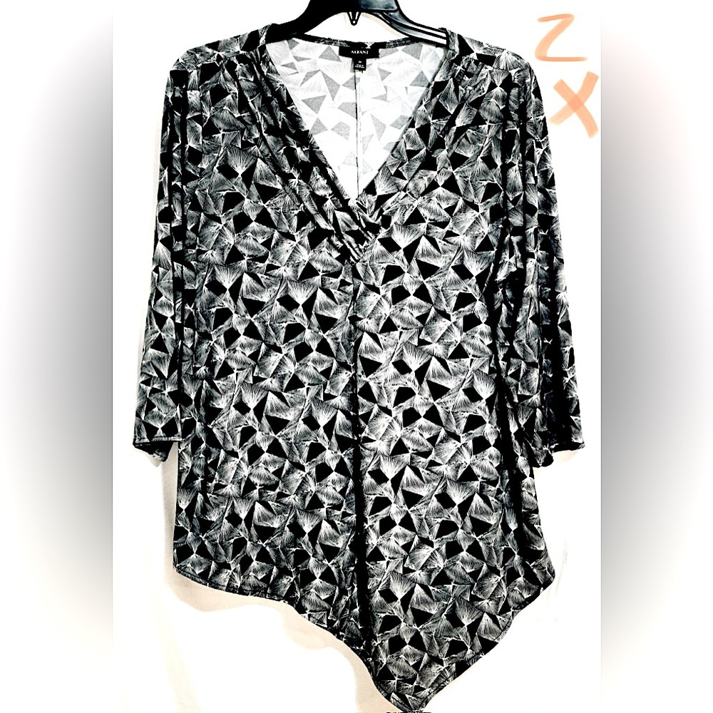 LADIES BLACK & WHITE TOP